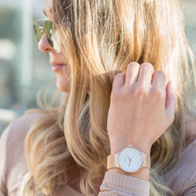 Lataa kuva Galleria-katseluun, Watch on the models hand is 36mm diameter